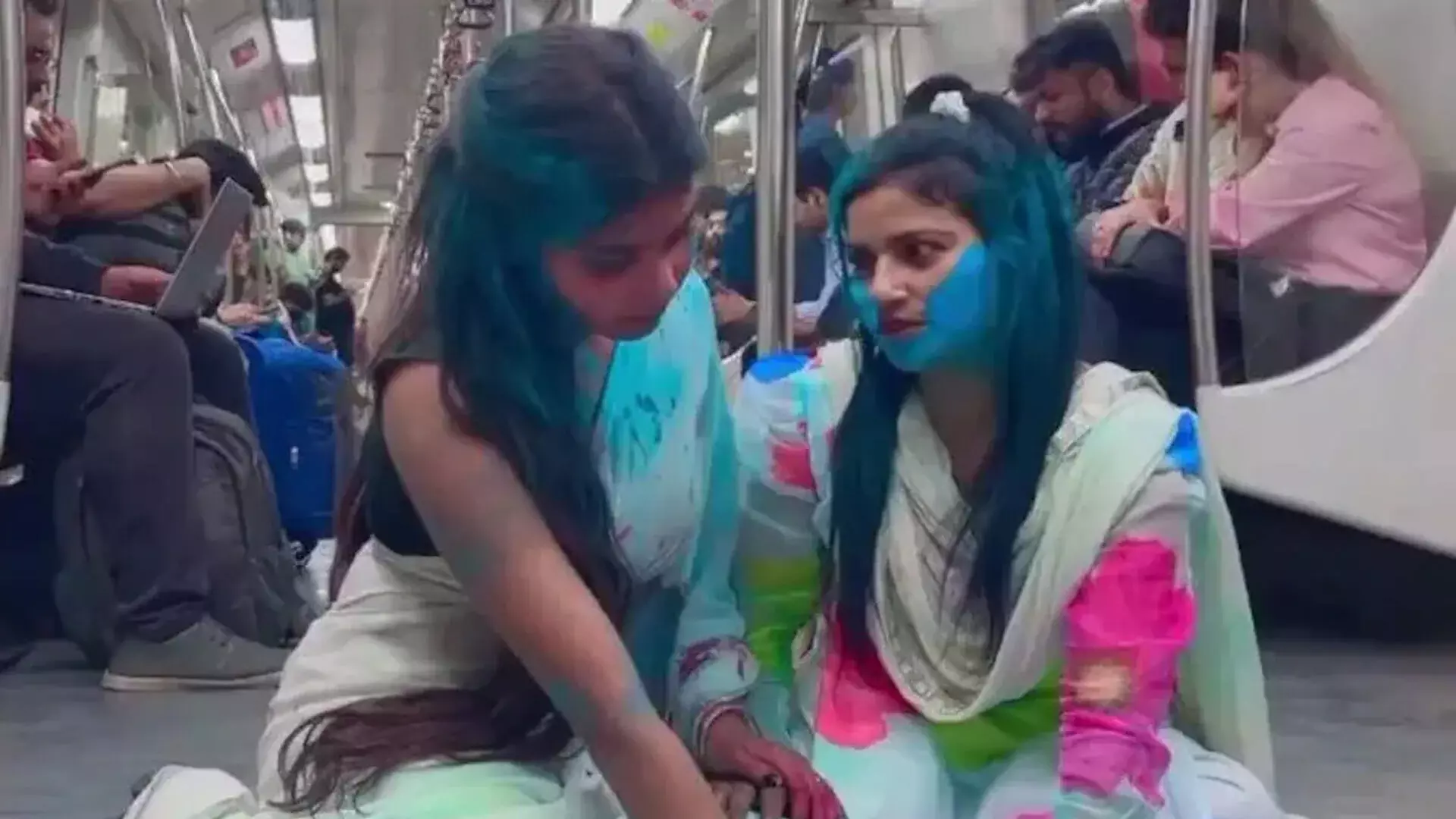दिल्ली मेट्रो के अंदर होली उत्सव ने इंटरनेट पर बहस छेड़ी