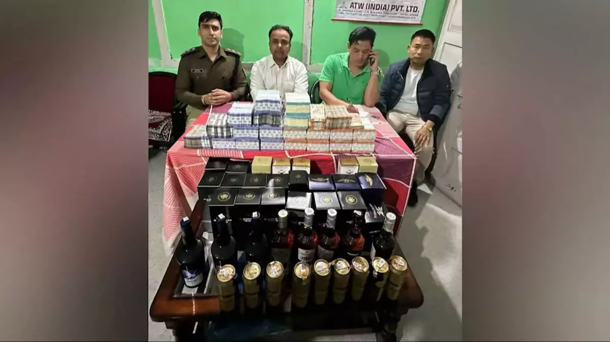 फ्लाइंग स्क्वॉड ने शराब की बोतलें और 40 लाख रुपये नकद जब्त किए