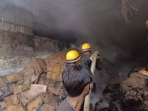 सूखे मेवे की पैकेजिंग फैक्ट्री में लगी आग, इलाके में हड़कंप, VIDEO
