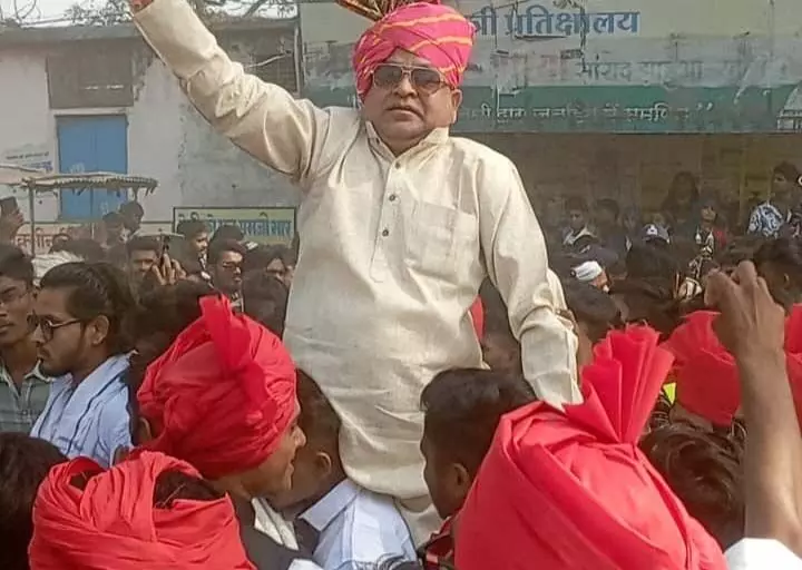 ग्राम नानपुर भगोरिया में कांग्रेसी नेता पटेल ने बजाई ढ़ोल-मांदल, ग्रामीणजन जमकर थिरके