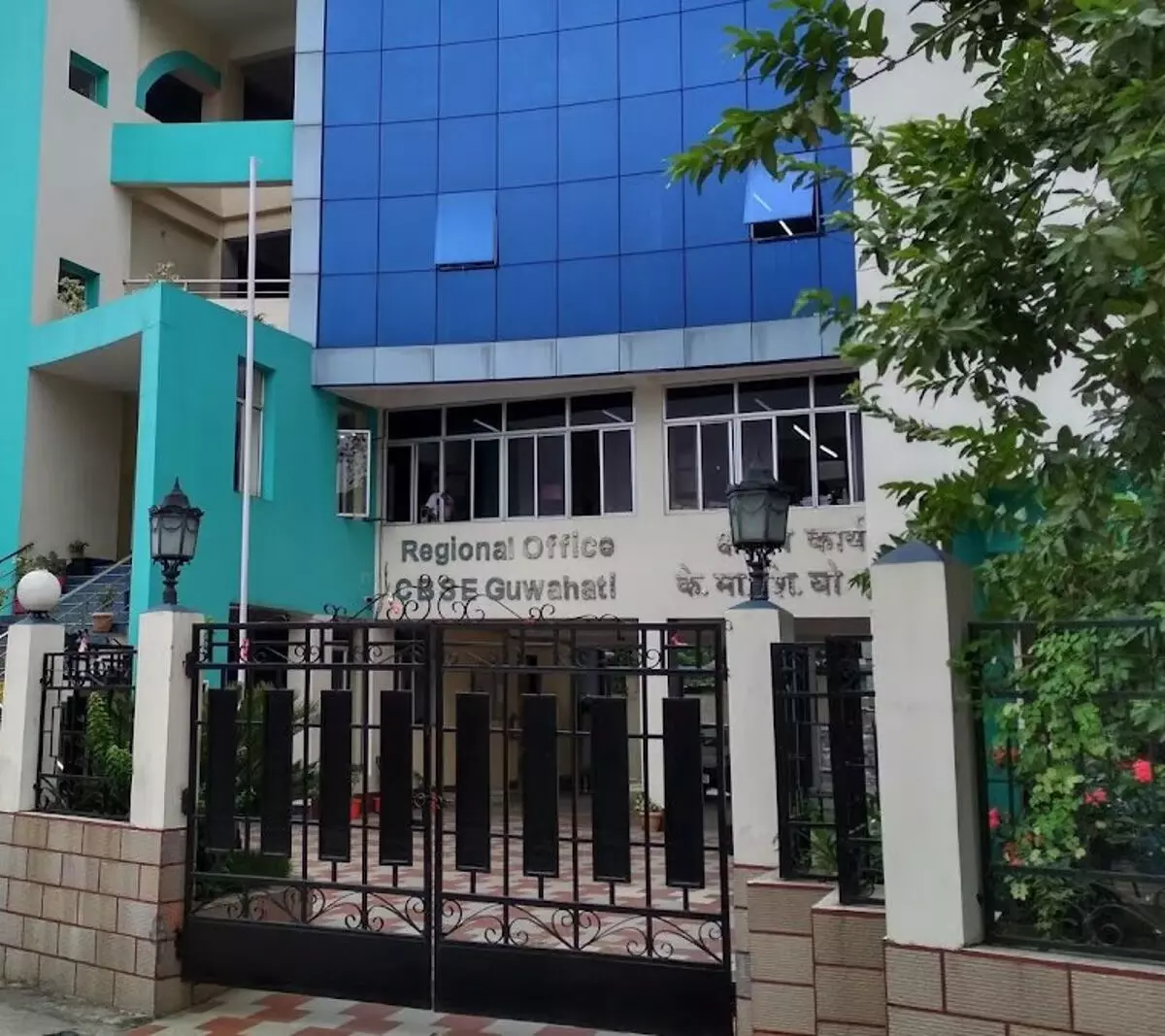 सीबीएसई ने देश भर के 20 स्कूलों में से असम के 2 स्कूलों की मान्यता रद्द