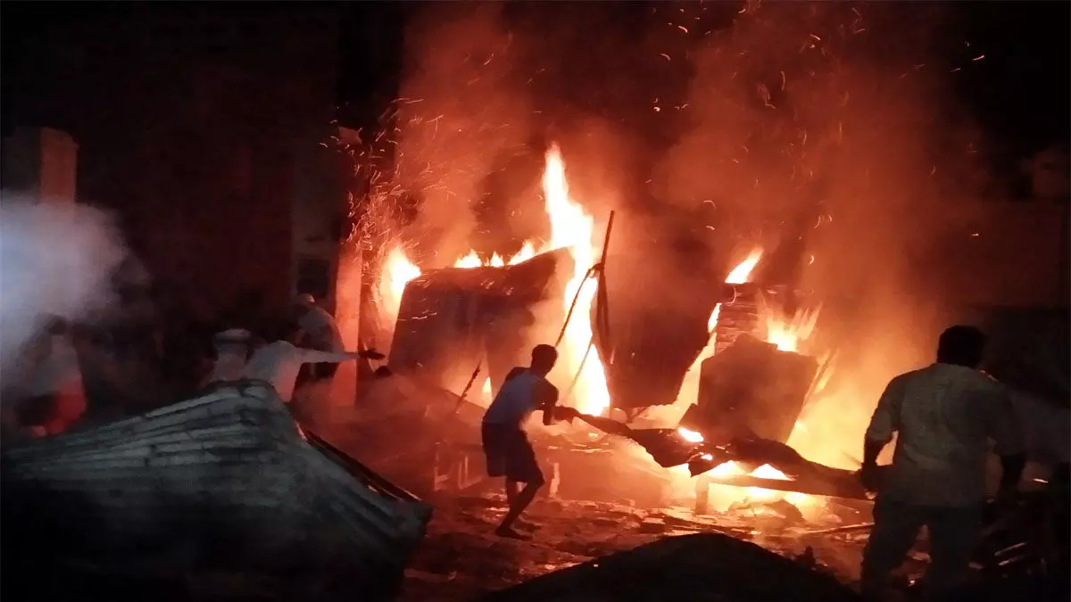 Jamshedpur  : बिरसानगर में अचानक गैस सिलेंडर में लगी आग , 20 लाख का नुकसान