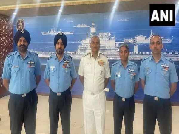 नौसेना प्रमुख ने की सी-17 परिवहन विमान के भारतीय वायु सेना के पायलटों से मुलाकात