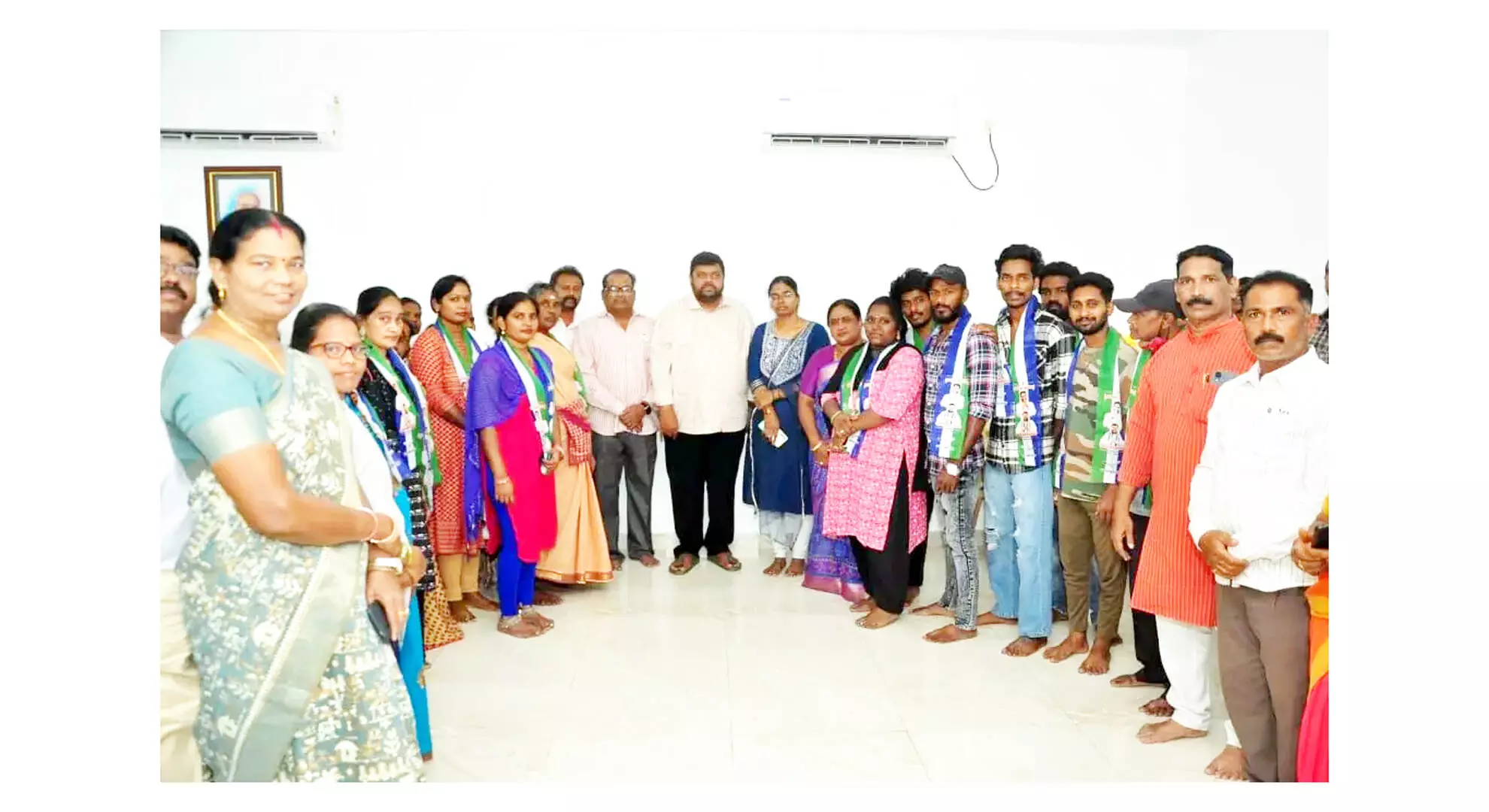 कुबचलम्मा कॉलोनी में टीडीपी के परिवार वाईएसआरसीपी में शामिल हुए
