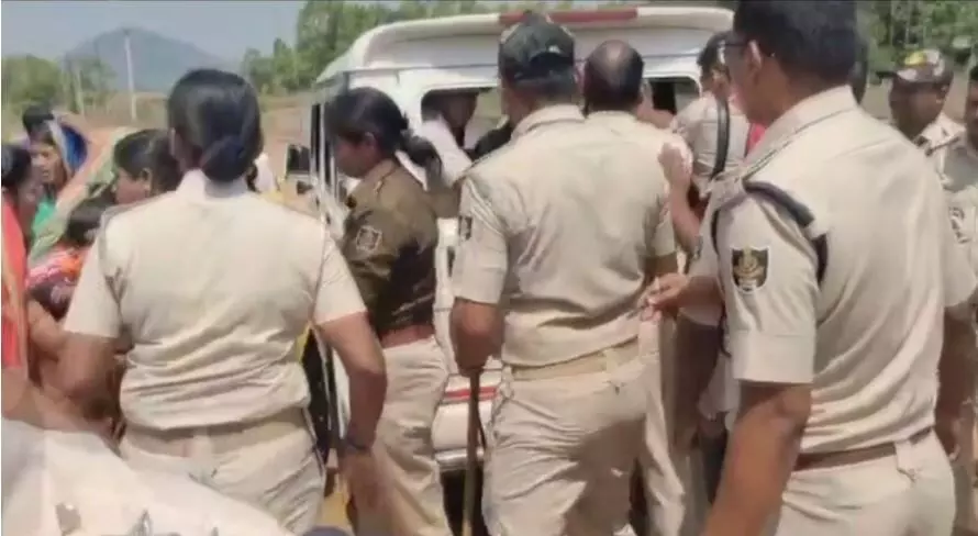 ओडिशा के कटक जिले में शराब माफिया ने आबकारी अधिकारियों पर हमला कर दिया