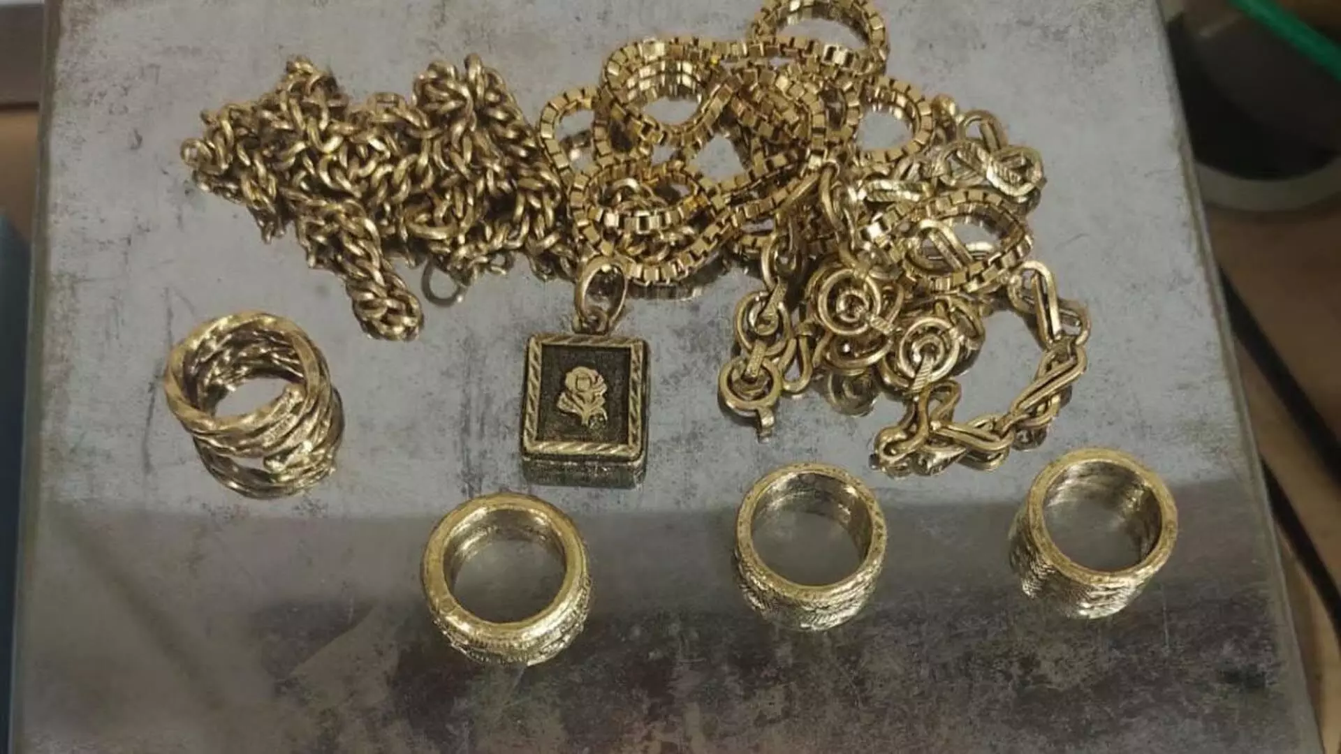 कस्टम विभाग ने जब्त किया 10 करोड़ का सोना और हीरे