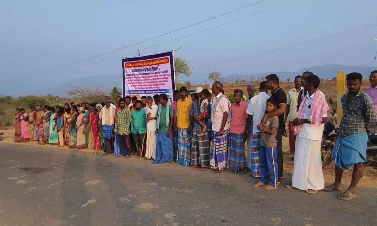 ग्रामीणों ने पक्की सड़कों का आश्वासन दिया, चुनाव बहिष्कार की धमकी से पीछे हटे