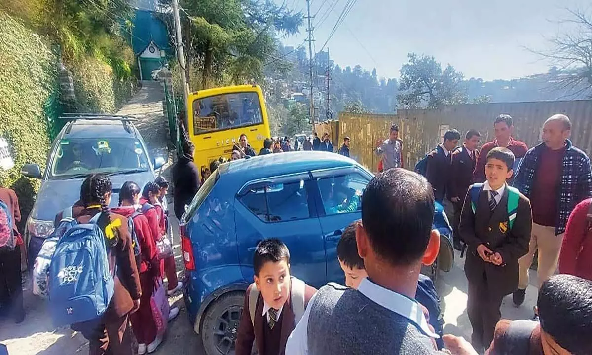 पुलिस से आग्रह किया गया कि शिमला में स्कूलों के पास यातायात अराजकता की जाँच करें