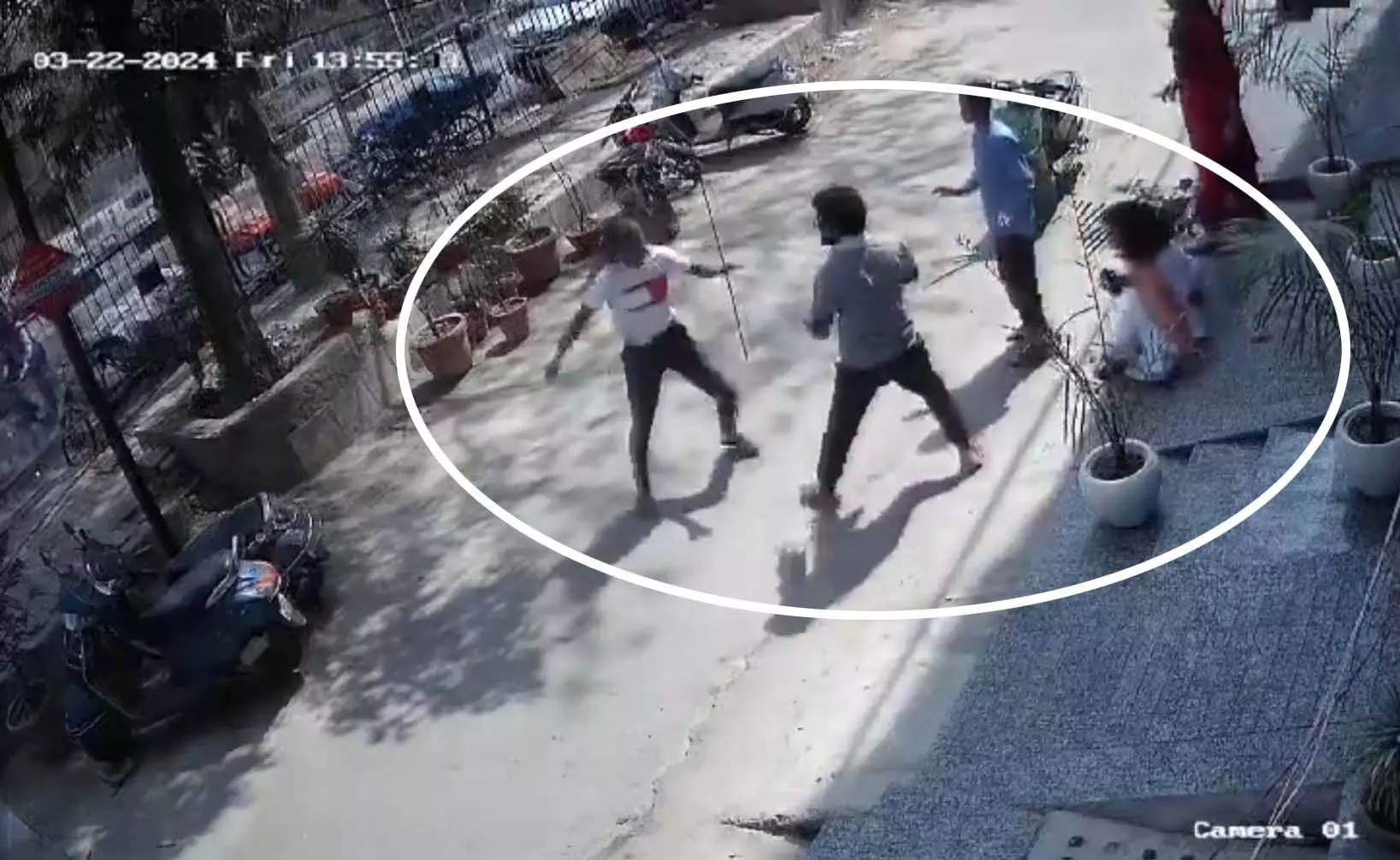 लड़की पर चाकू से हमला, 2 लोगों ने हिम्मत दिखाते हुए लड़के को रोका, देखें वीडियो
