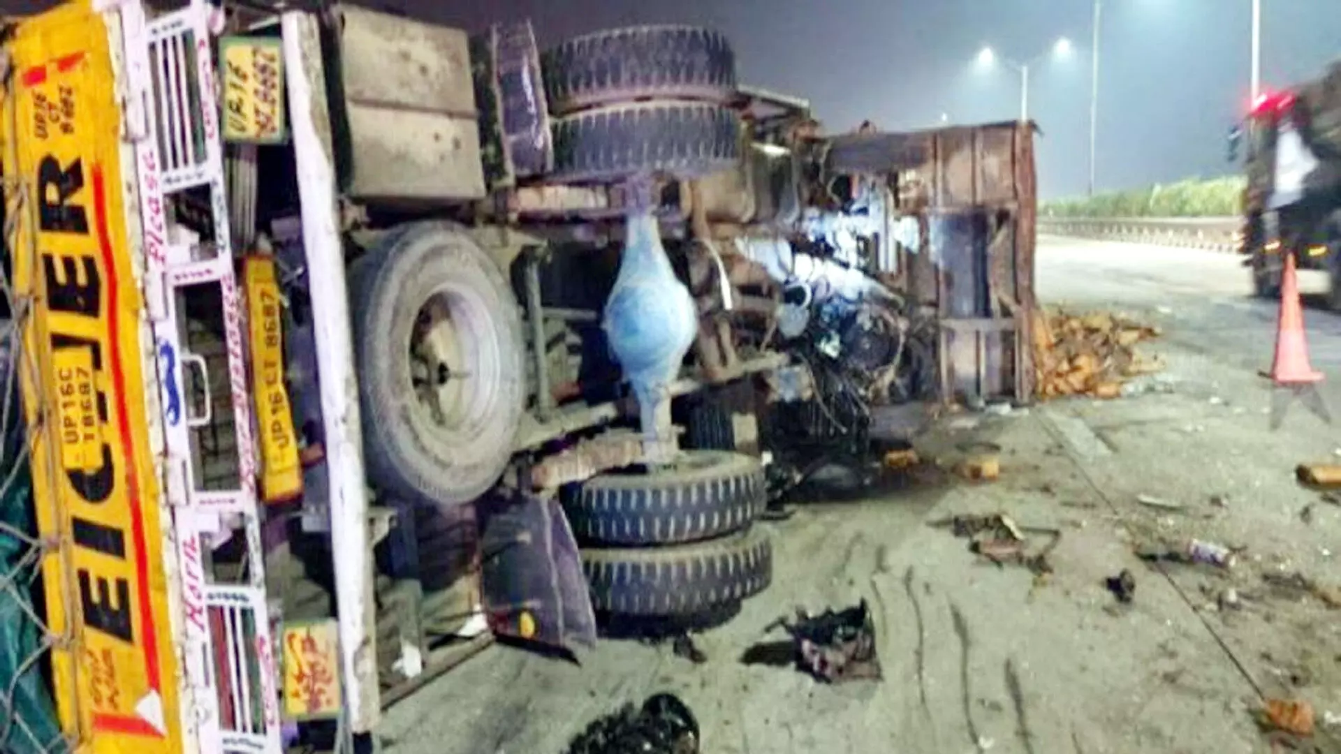 Rampur : दिल्ली हाईवे पर डंपर ने ट्रैक्टर-ट्रॉली को मारी टक्कर ,चार की मौत आठ घायल