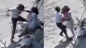 दिल्ली के मुखर्जी नगर में युवक ने लड़की को चाकू मारा, वीडियो वायरल