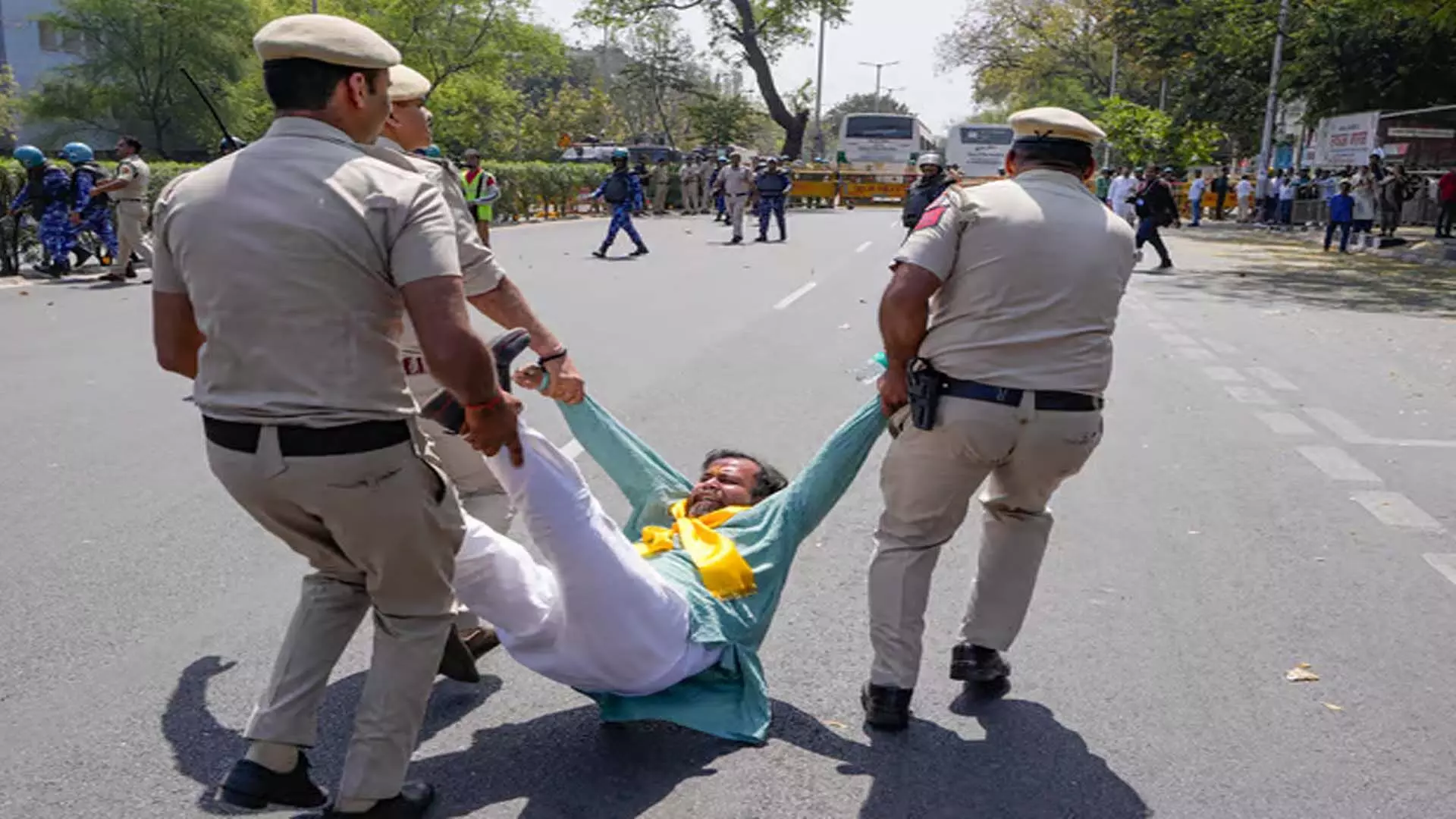 केजरीवाल की गिरफ्तारी के खिलाफ विरोध प्रदर्शन से पहले दिल्ली पुलिस ने सुरक्षा बढ़ा दी
