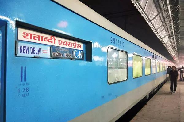 दिल्ली-काठगोदाम शताब्दी एक्सप्रेस ट्रेन में आज और कल लगेगा अतिरिक्त कोच