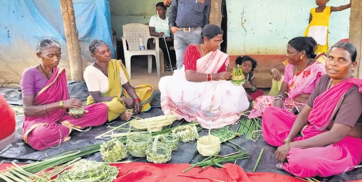 बेहतर जीवन के लिए तेलंगाना के आदिवासियों को घास की टोकरियाँ बुनने का प्रशिक्षण मिलता