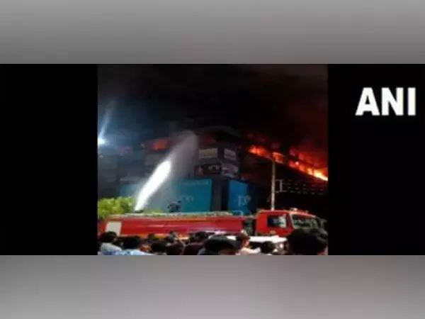 अहमदाबाद के मॉल में लगी आग, बुझाई गई आग
