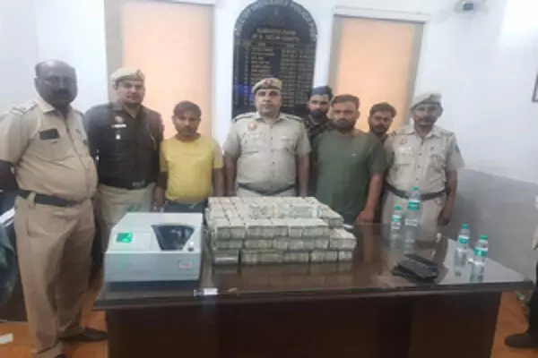 दिल्ली में 3 करोड़ रुपये कैश के साथ 4 गिरफ्तार