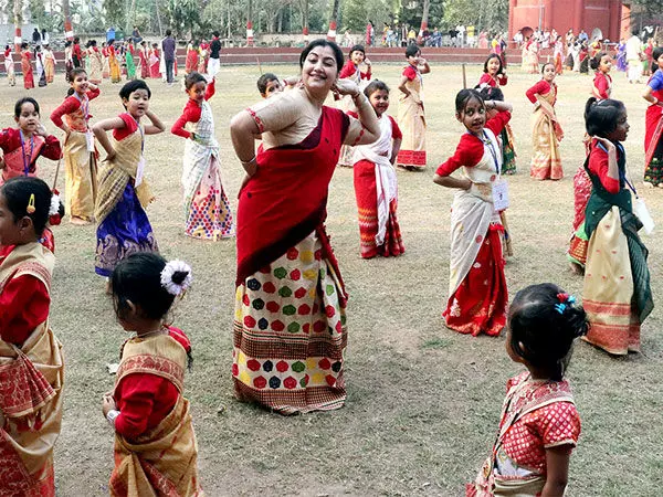 रोंगाली बिहू का उत्साह गुवाहाटी: बिहू नृत्य कार्यशाला में बड़ी संख्या में प्रतिभागी होते हैं शामिल
