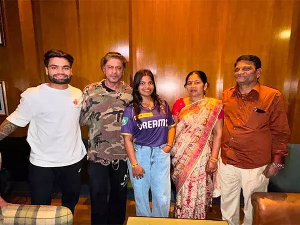 केकेआर की जीत के बाद रिंकू सिंह ने शाहरुख खान और परिवार के साथ तस्वीर साझा की