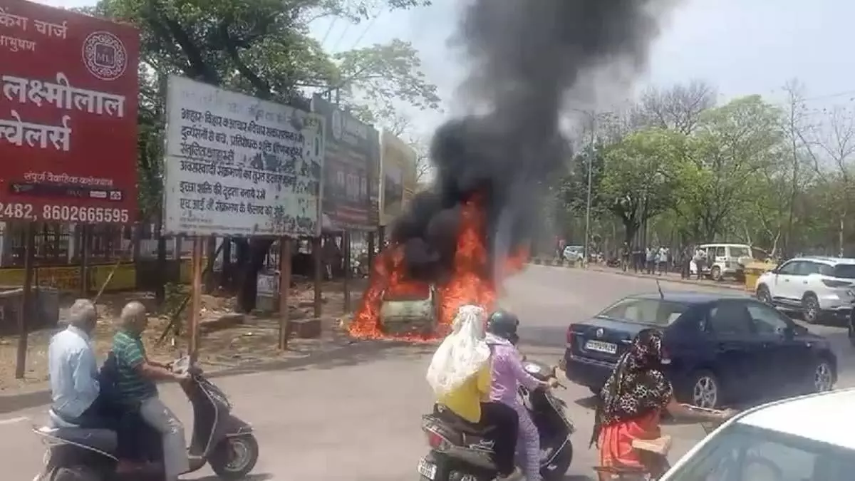 इंडिका कार जलकर खाक, बोनट में धुआं देख ड्राइवर ने रोकी गाड़ी तो बच गई जान