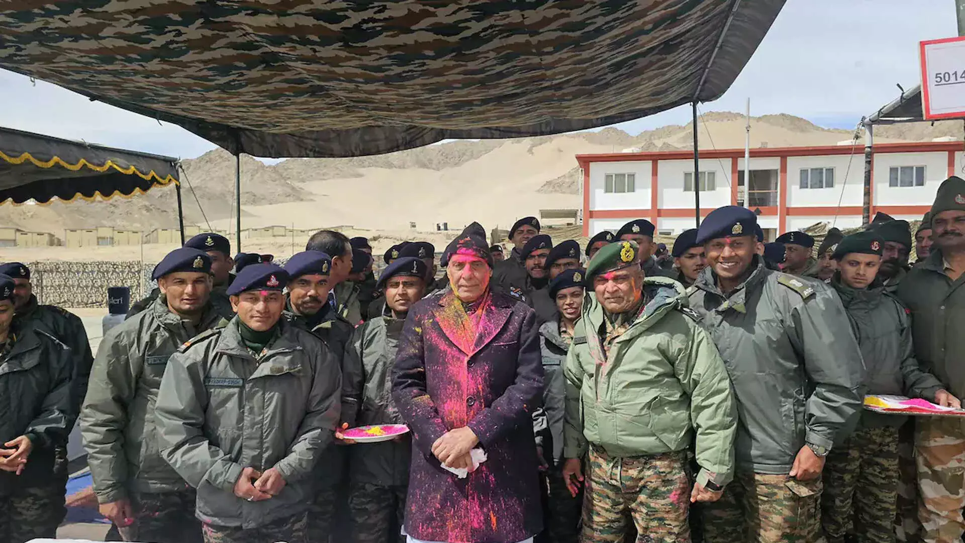 सबसे ख़ुशी का पल: रक्षा मंत्री ने लेह में सैनिकों के साथ मनाई होली