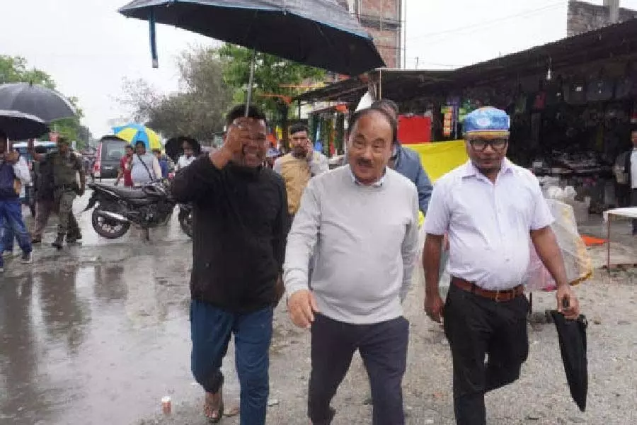 उप-हिमालयी बंगाल और सिक्किम में बारिश के कारण उम्मीदवारों ने छाते के साथ चुनाव प्रचार जारी रखा