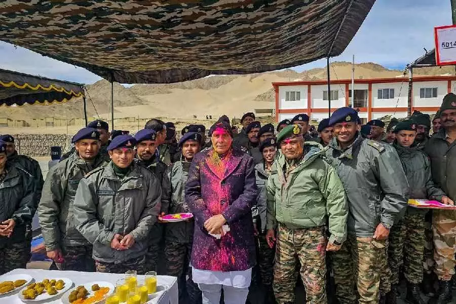 राजनाथ सिंह ने लेह में जवानों के साथ मनाई होली, कहा- लद्दाख भारत की शौर्य की राजधानी