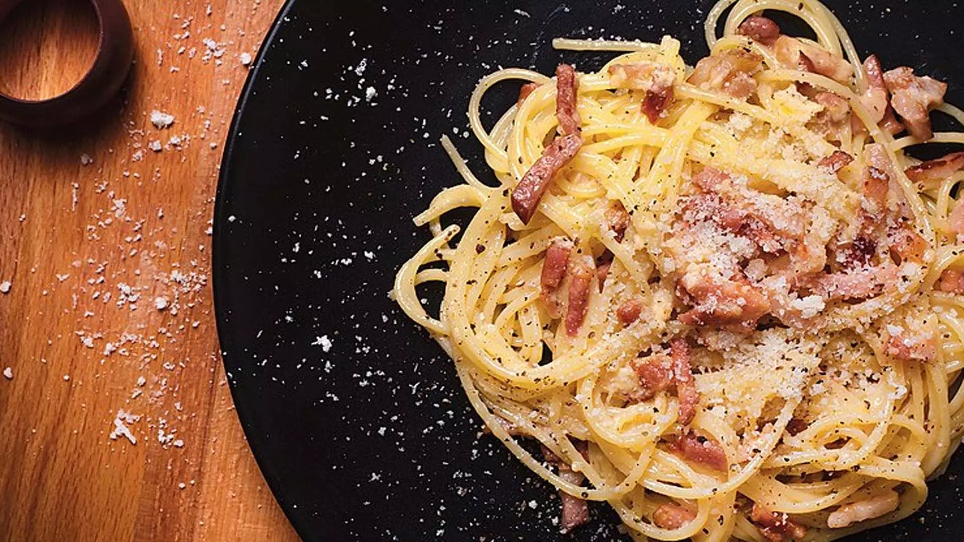 इटैलियन स्पेगेटी कार्बोनारा बनाने की त्वरित और आसान विधि