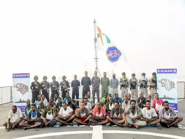भारतीय नौसेना द्वारा पकड़े गए 35 सोमालियाई समुद्री लुटेरों को 10 दिन की पुलिस हिरासत में भेज दिया गया