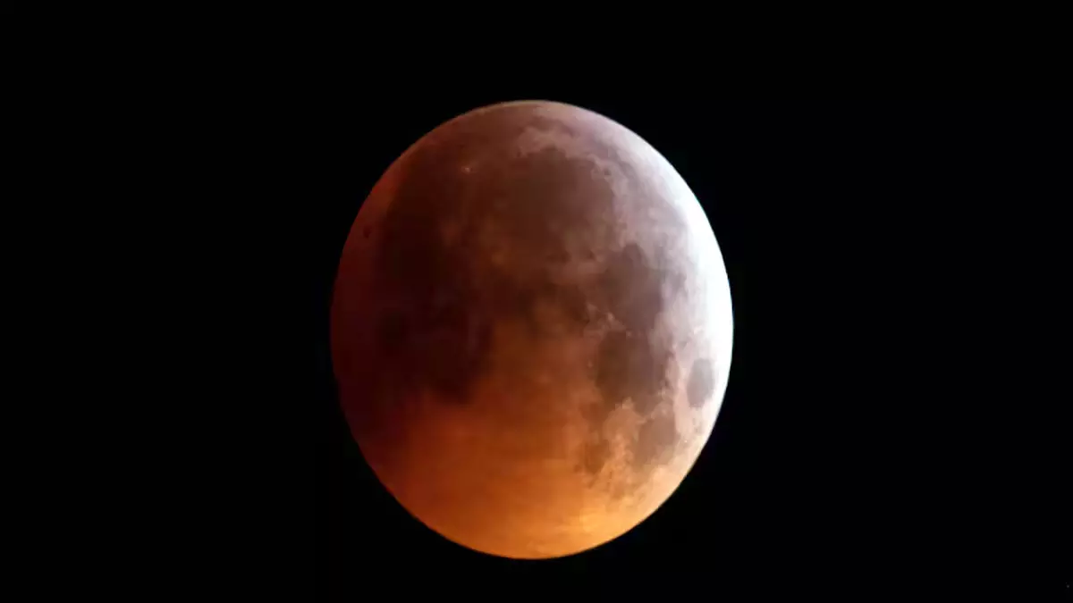 Lunar eclipse : कल होली पर रहेगा चंद्र ग्रहण