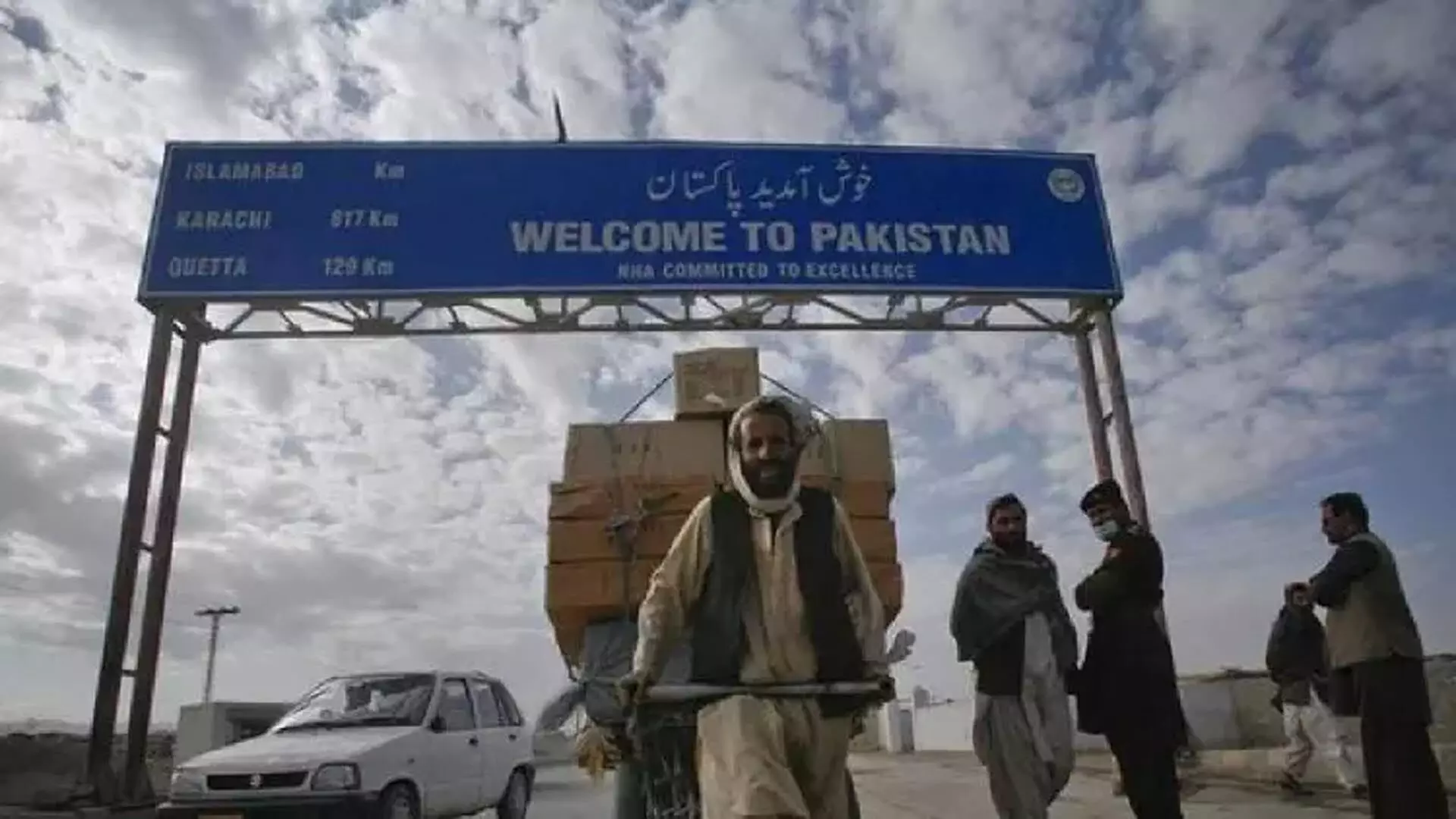 पाक, अफगान के बीच तोरखम सीमा पैदल यात्रियों के लिए हुई बंद
