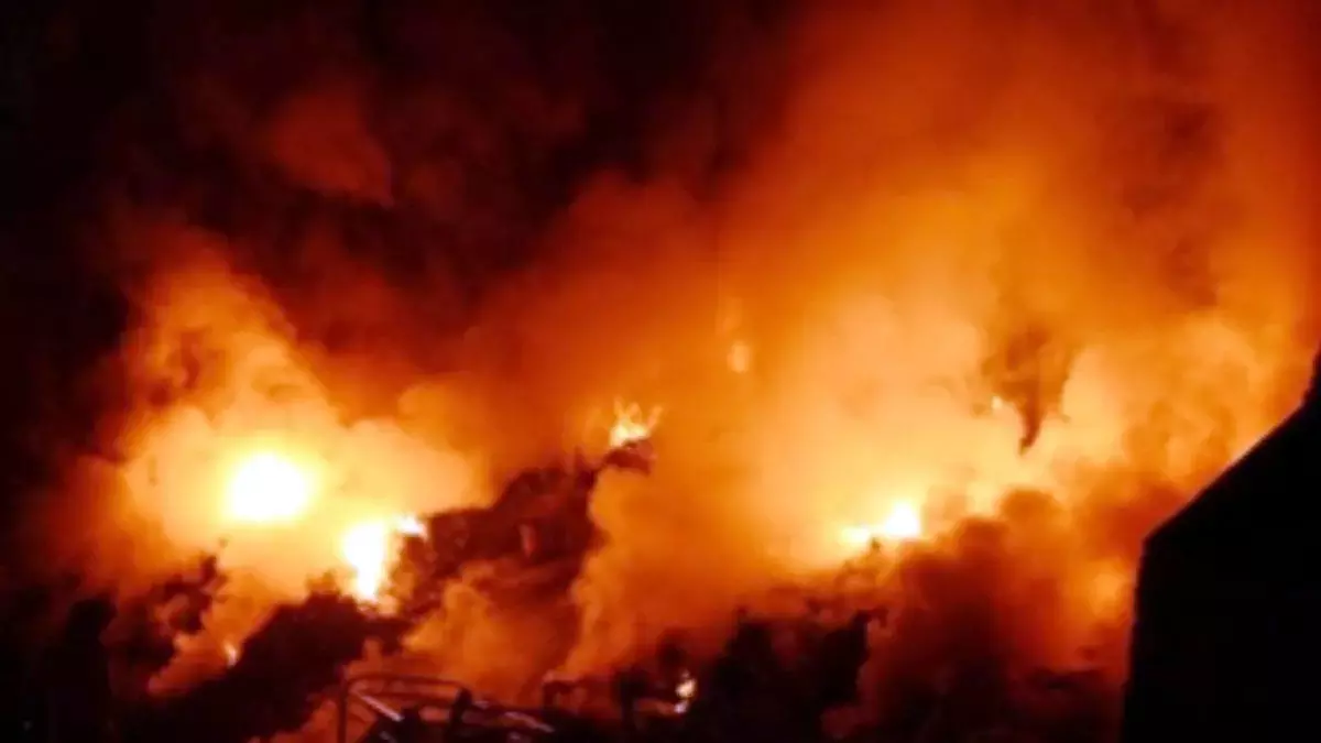 शॉर्ट-सर्किट से घर में लगी आग, लाखों का सामान जलकर राख