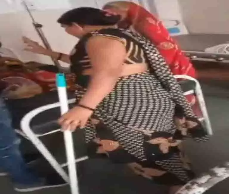 महिला सफाईकर्मी ने मरीज के परिजनों से किया अभद्र व्यवहार, देखें VIDEO...