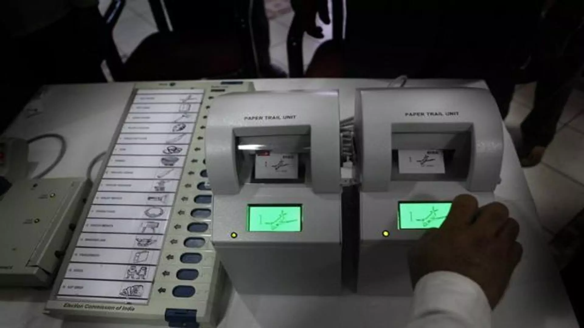 चुनाव कर्मचारियों पर कार्रवाई, पांच को कारण बताओ नोटिस जारी
