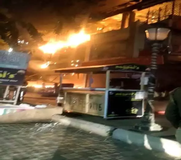 दो रेस्टोरेंट में लगी आग, दमकल की 6 गाड़ियों ने पाया आग पर काबू