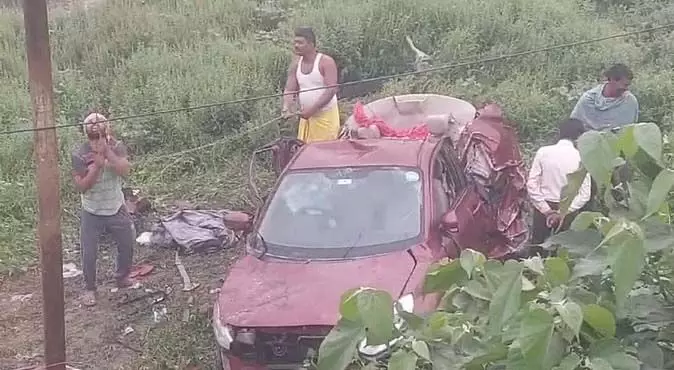 Accident: बिहार में अनियंत्रित कार गड्ढे में गिरी, तीन लोगों की मौत