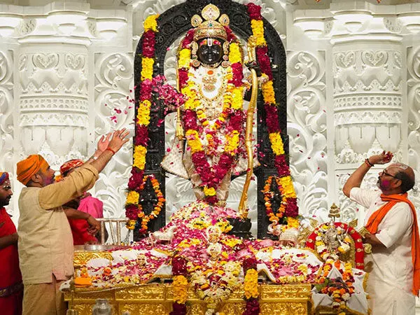 उत्तर प्रदेश: भक्तों ने अयोध्या राम मंदिर में रंगोत्सव उत्सव में भाग लिया