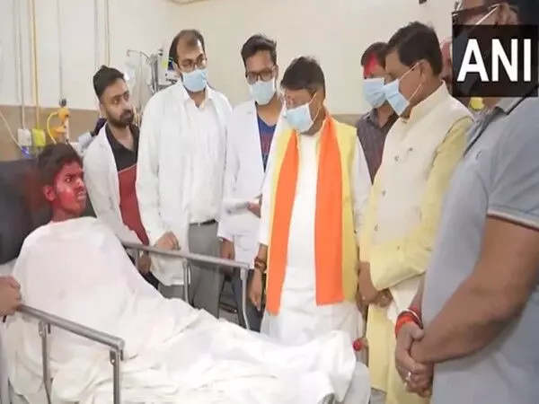 मोहन यादव ने उज्जैन के महाकाल मंदिर में आग लगने की घटना में घायल हुए लोगों से इंदौर के अस्पताल में मुलाकात की