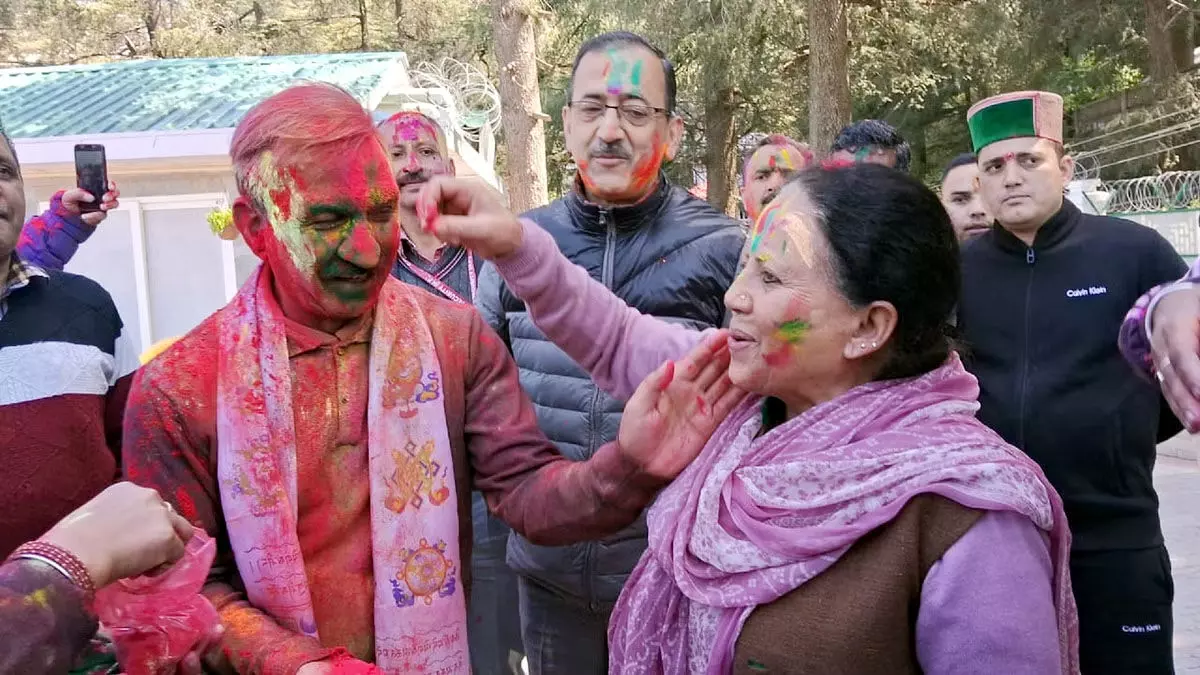 Himachal :  प्रदेश के सीएम सुखविंदर सिंह सुक्खू ने शिमला में ऑकओवर होली का मनाया त्योहार