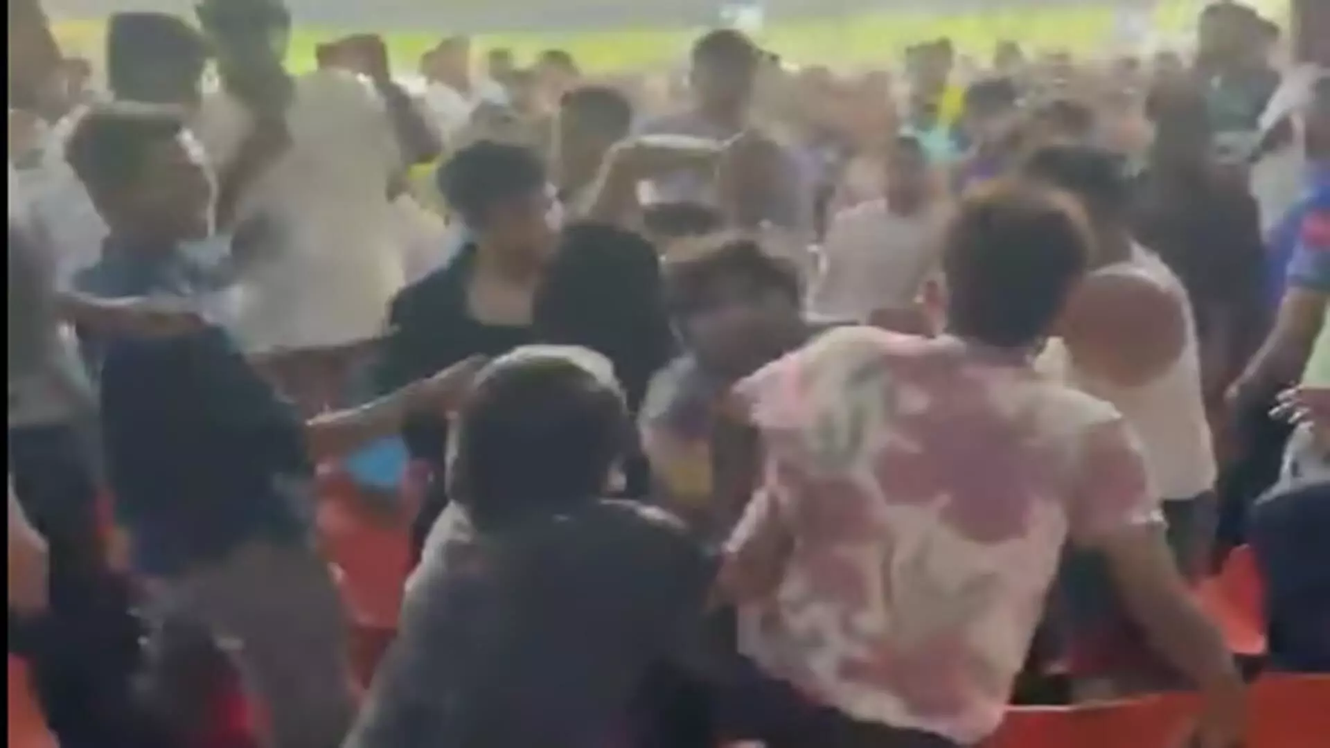 IPL मैच के बीच नरेंद्र मोदी स्टेडियम में फैंस के बीच हुई हिंसक झड़प, वीडियो