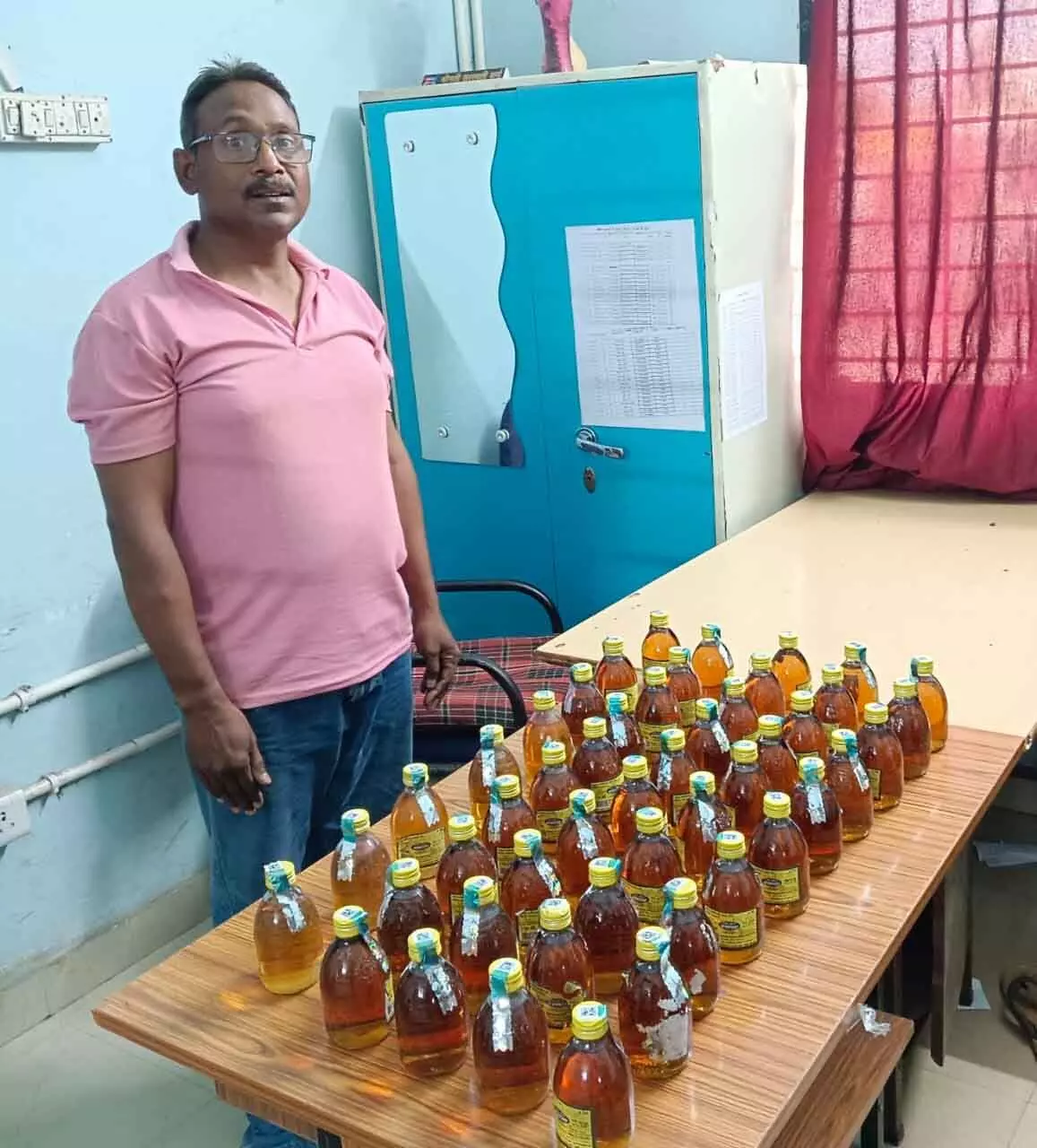 रायपुर, होली के दिन शराब बेचते पकड़ा गया शख्स