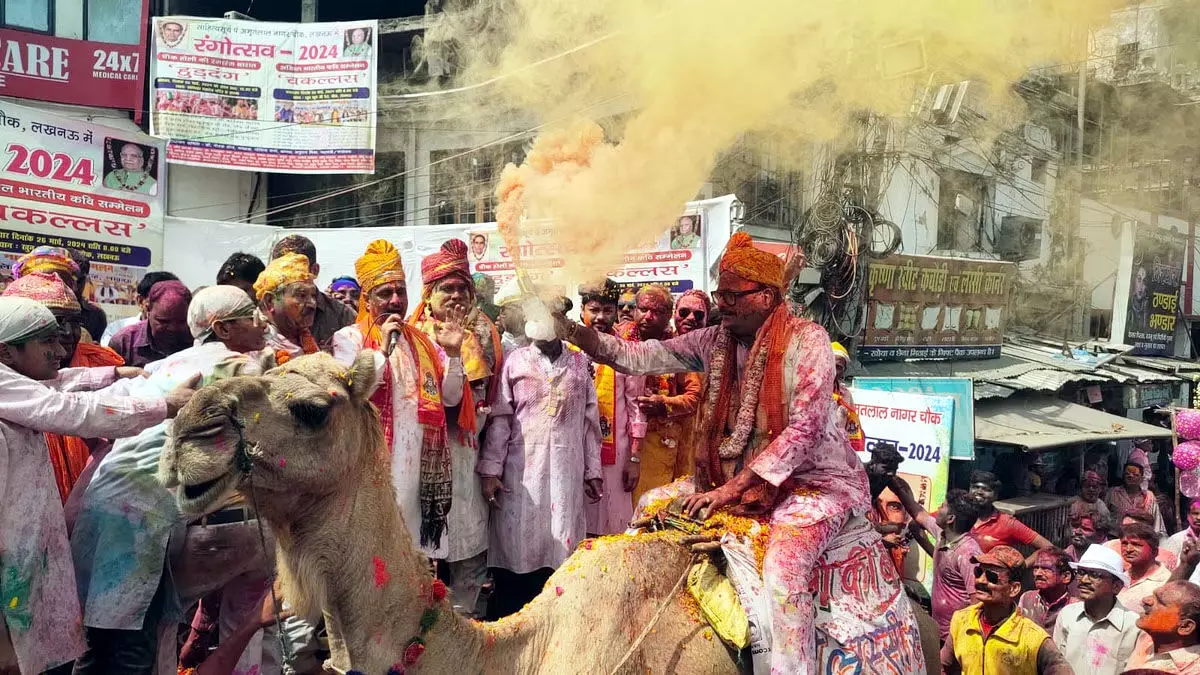 Lucknow : ऊंट पर सवार होकर निकले डिप्टी सीएम ,पारंपरिक तरीके से खेली गई होली