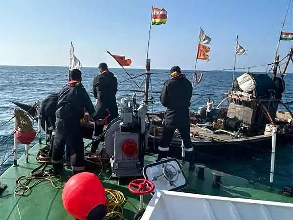 भारतीय तटरक्षक बल ने गुजरात तट पर डूब रही मछली पकड़ने वाली नाव के चालक दल को बचाया