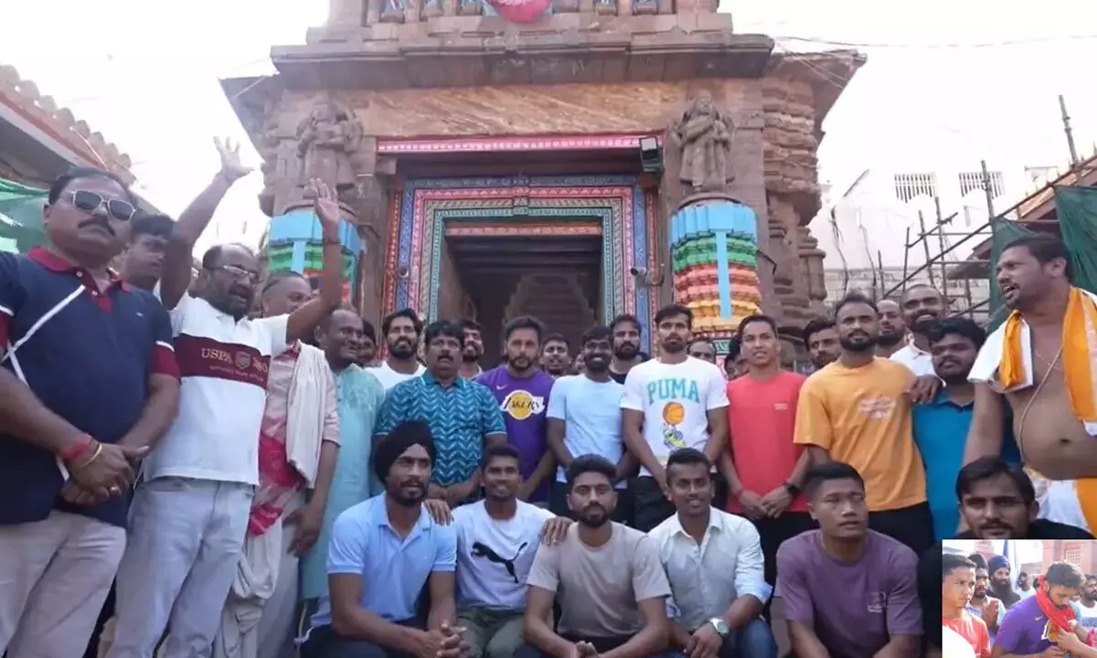 पुरुष हॉकी टीम ने किया जगन्नाथ मंदिर का दौरा
