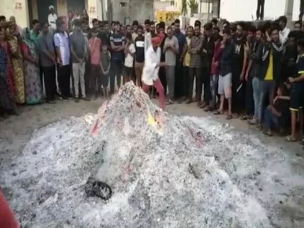 कोकापुर गांव में लोग होली मनाने के लिए आग पर चलते हैं नंगे पैर