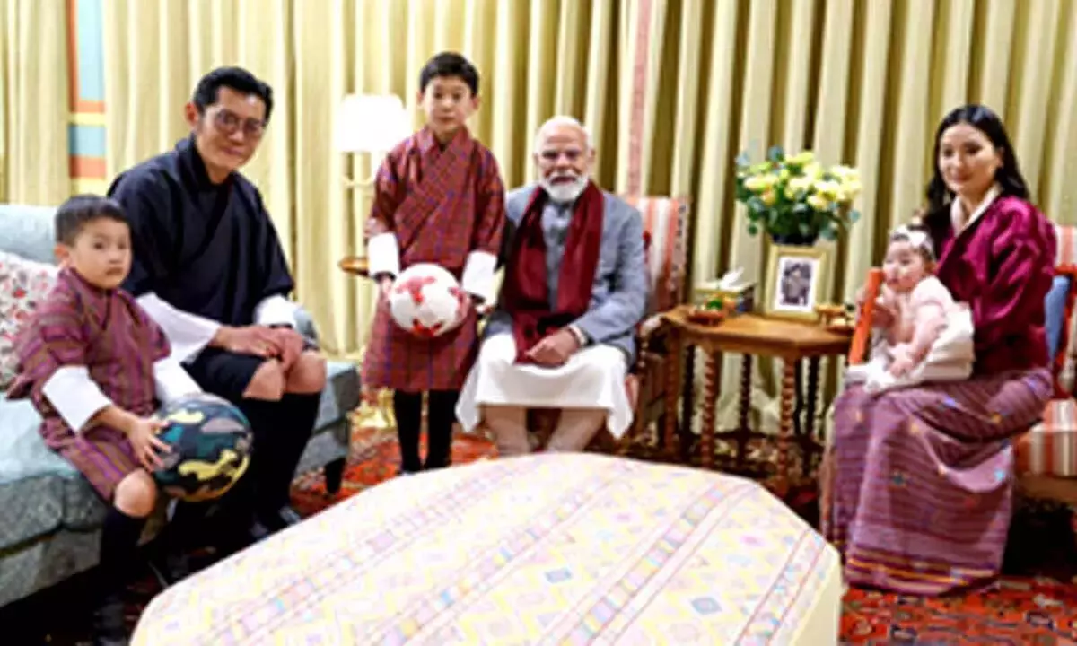 पीएम मोदी ने रात्रि भोज पर भूटान नरेश के परिवार से मुलाकात की