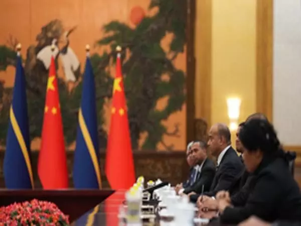 शी जिनपिंग ने नाउरू के राष्ट्रपति के साथ की वार्ता