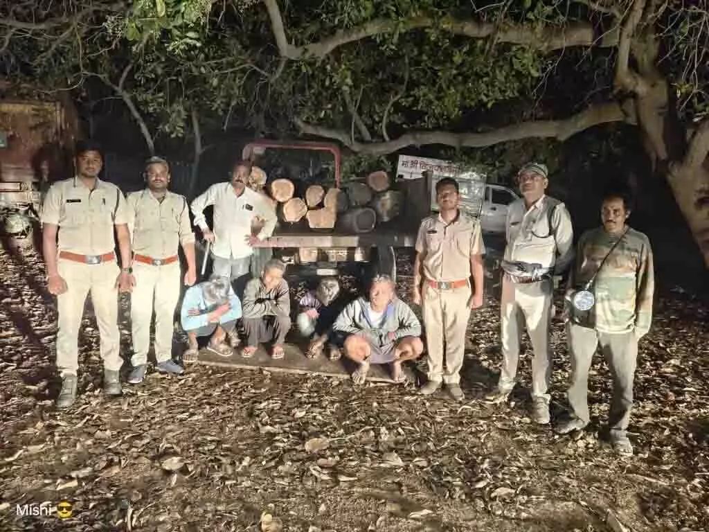 जंगल से सागौन के लकड़ी की तस्करी, 4 तस्कर गिरफ्तार