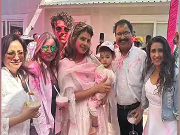 प्रियंका चोपड़ा और निक जोनास ने अपनी होली परिवार और दोस्तों के साथ मनाई