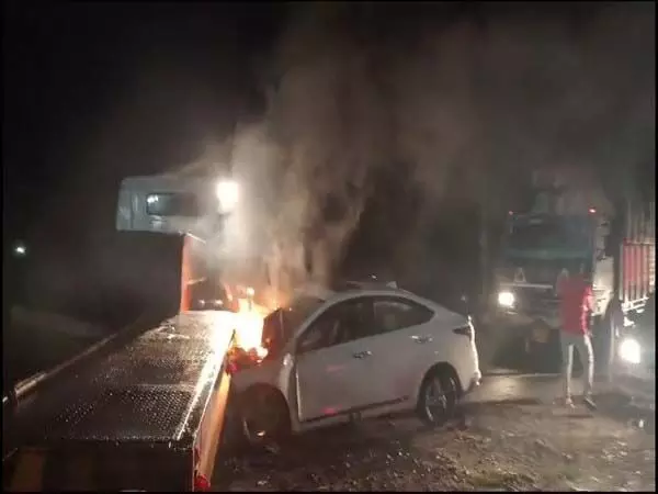 ट्रक से टक्कर के बाद कार में लगी आग, 2 घायल
