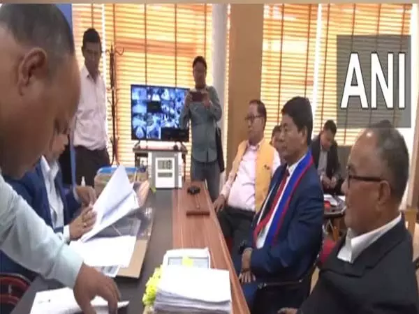 बाहरी मणिपुर सीट से नागा पीपुल्स फ्रंट के उम्मीदवार ने नामांकन दाखिल किया